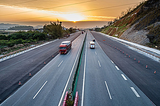 宽阔的高速公路