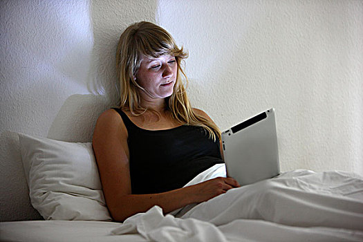 年轻,女人,卧,床,上网,互联网,电脑,无线,进入