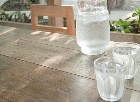 一对,玻璃杯,寒冷,水,木桌子