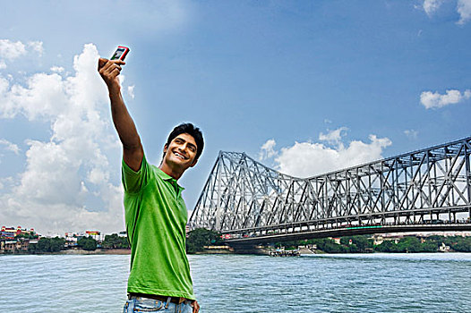 男人,拍照,手机,桥,河,加尔各答,西孟加拉,印度