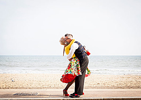 20世纪50年代,旧式,风格,情侣,搂抱,相互,海滩
