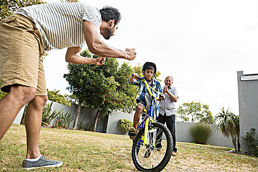 父亲,爷爷,欢呼,男孩,骑自行车,院子,地点