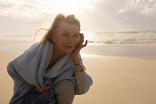 老年,女人,包着,围巾,拿着,海螺壳,海滩
