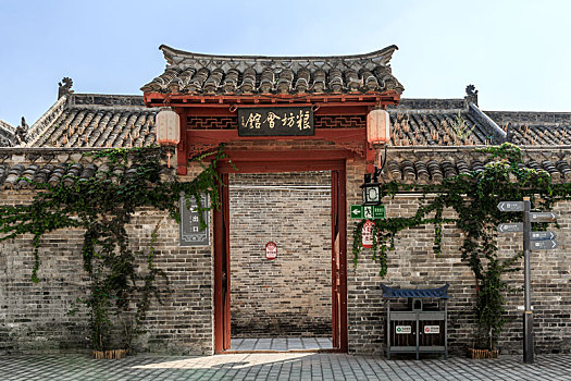 中国安徽省花戏楼景区粮坊会馆中式门楼