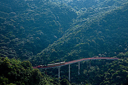广东省深圳市大梅沙东部华侨城茶溪谷弯延在山间的森林小火车铁路