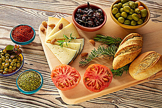地中海食品,面包,油,橄榄,奶酪,调味品,胡椒,蒜,迷迭香