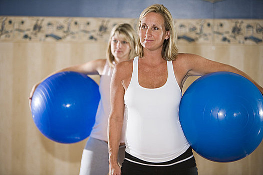 两个,孕妇,练习,瑜珈,一起,健身室,拿着,健身球