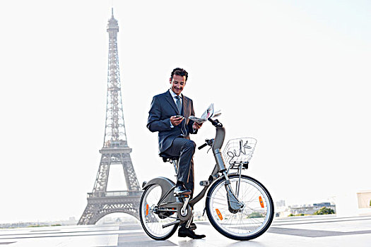商务人士,拿着,报纸,手机,自行车,背景,巴黎,法兰西岛,法国