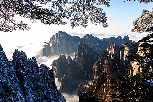 中国安徽黄山风景区,冬日雪后奇峰怪石林立,云雾飘渺宛若仙境