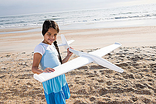 西班牙裔,女孩,玩,玩具飞机,海滩