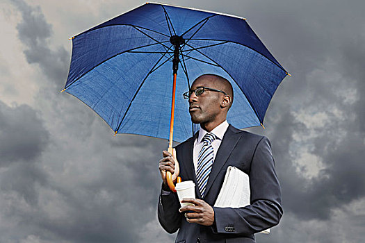 商务人士,拿着,伞,一次性用品,咖啡杯,报纸,阴天