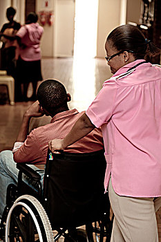 护士,推,非洲男子,在轮椅
