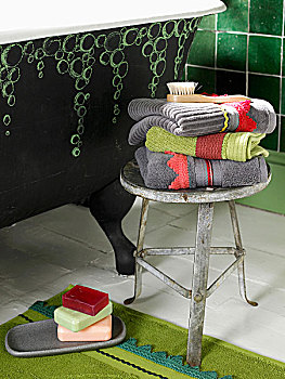 旧式,看,金属,凳子,一堆,毛巾,靠近,单独,绿色,浴缸,涂绘,肥皂泡,侧面