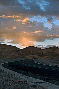 西藏阿里地区夕照山峦公路