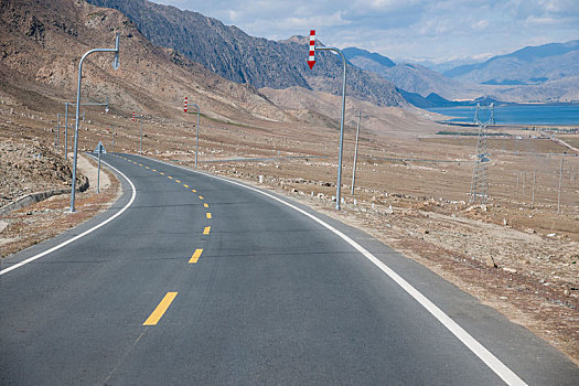 新疆通往可可托海的s226線省道