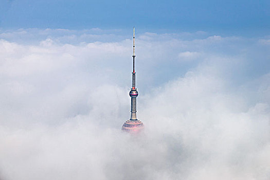 上海东方明珠电视塔雾天