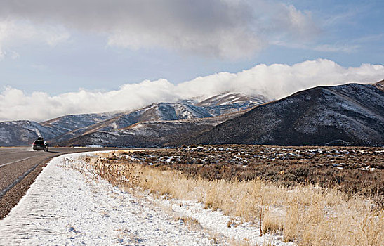 后视图,旅行房车,驾驶,雪,乡村道路,山,爱达荷