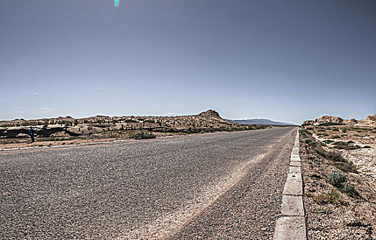 中国西部荒野道路