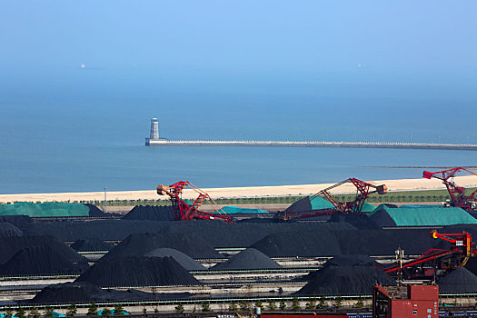 山东省日照市,港口生产繁忙有序,铁矿石,煤炭装卸秩序井然