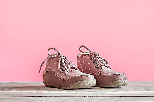 童鞋,粉红色,木桌子
