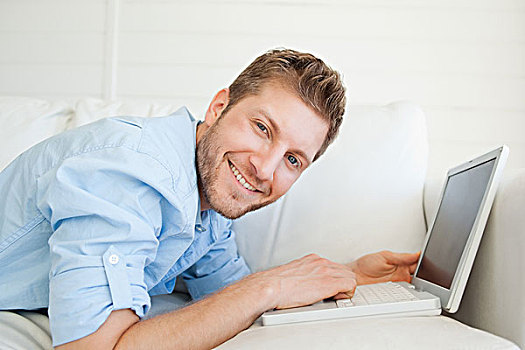 微笑,男人,正视,笔记本电脑
