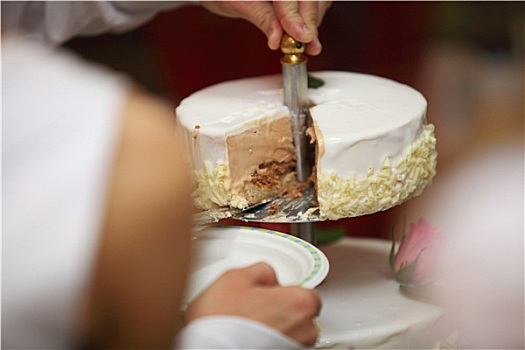 一只,手,切,漂亮,婚礼蛋糕