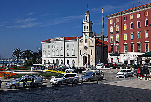 克罗地亚斯普利特港旁边的库内兹·多马戈伊大街