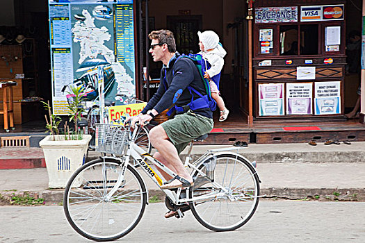 老挝,琅勃拉邦,游客,自行车