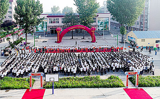 无人机航拍豫北某高中为1200名高考考生举行壮行仪式