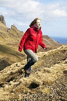 苏格兰,斯凯岛,女性,行走,穿,红色,防水,攀登,向上,小路,上方