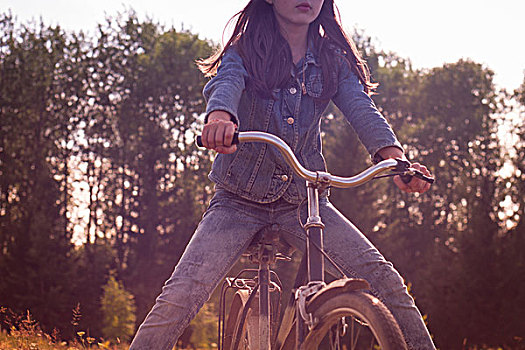 局部,乡村,少女,惯性滑行,自行车