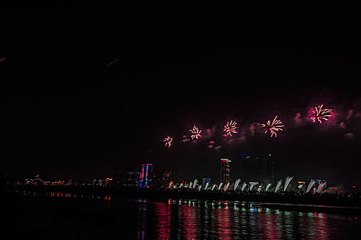 烟花,建筑群,河流,夜景,水,灯,节日