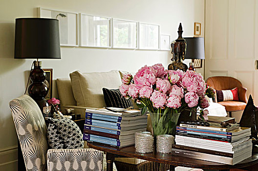 束,粉色,牡丹,两个,堆积,书本,桌子,台灯,黑色,荫凉,靠近,软垫,扶手椅