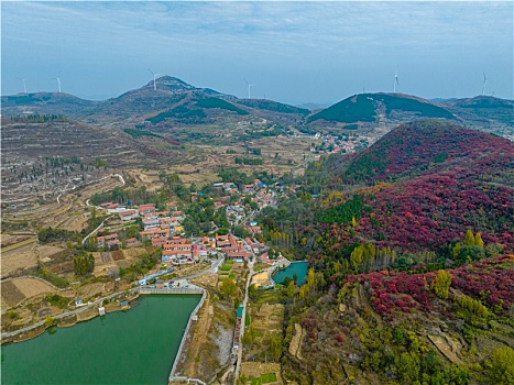 航拍济南章丘九顶山风车与红叶