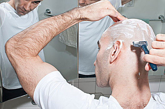 后视图,年轻,秃头,男人,剃,头部,浴室镜