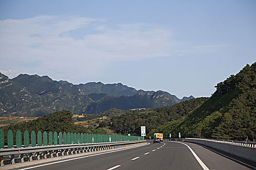 平坦干净的高速公路