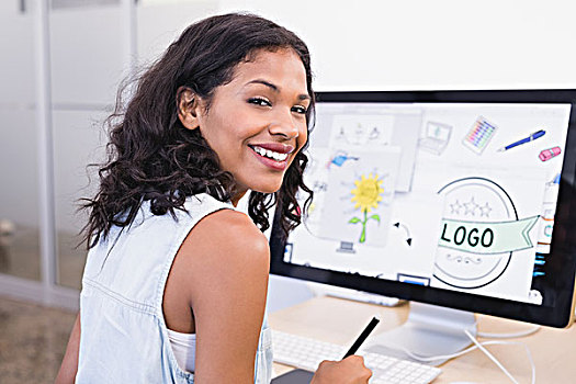 微笑,职业女性,台式电脑,工作,书桌,办公室