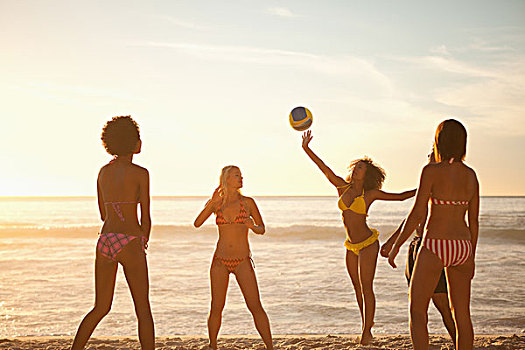 女青年,玩,水皮球,站立,海滩