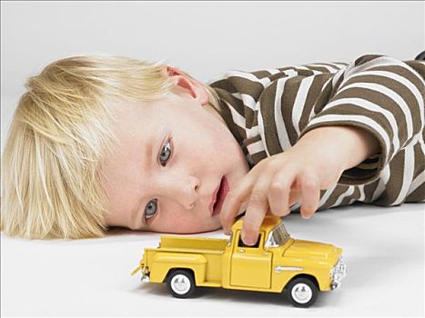 小男孩,玩,黄色,卡车