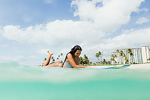 贴地拍摄,风景,女人,躺着,冲浪板,瓦胡岛,夏威夷,美国