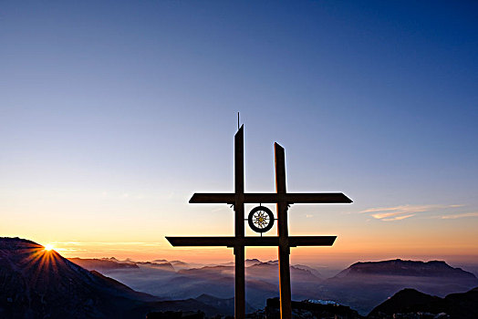 顶峰,十字架,贝希特斯加登阿尔卑斯山,雾气,黄昏,巴伐利亚,德国,欧洲