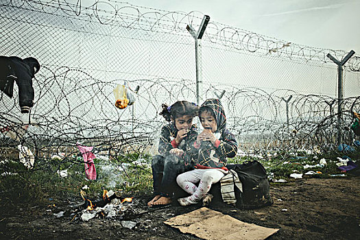 难民,露营,希腊,马其顿,边界,两个,小,女孩,温暖,营火,中马其顿,欧洲