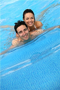 情侣,微笑,游泳池边