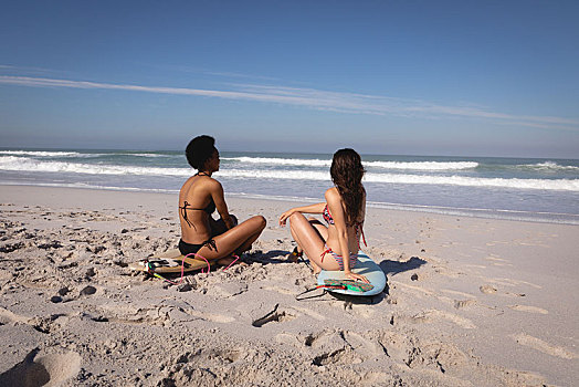 美女,坐,冲浪板,海滩,阳光