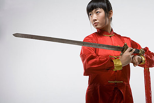 一名女运动员正在练剑