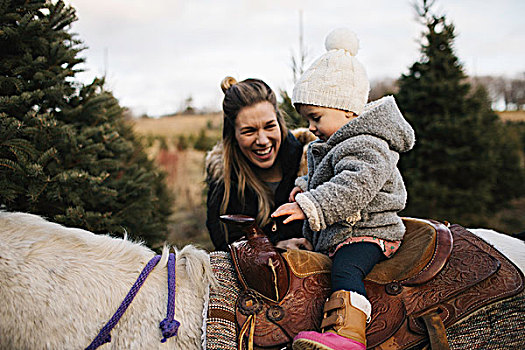 母亲,微笑,女婴,骑,骑马