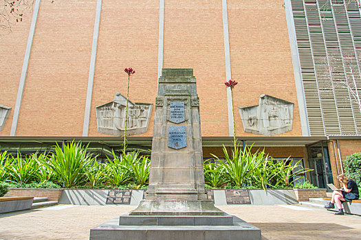 墨尔本大学里的纪念碑