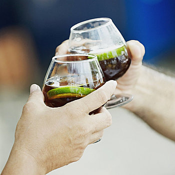 特写,两只,手,祝酒,葡萄酒,玻璃杯