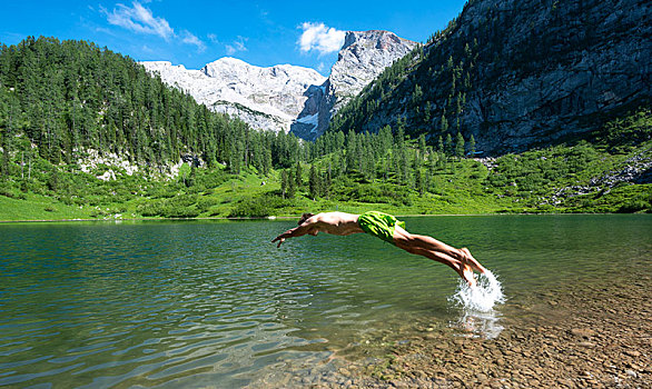 男青年,跳跃,水,湖,徒步旅行,国家公园,贝希特斯加登地区,上巴伐利亚,巴伐利亚,德国,欧洲