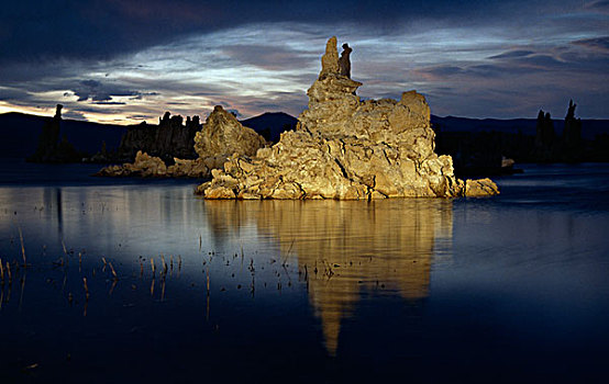 石灰华,岩石构造,湖,莫诺湖,莫诺湖石灰华州立保护区,加利福尼亚,美国